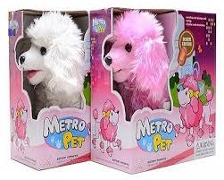 בובת כלב פודל על שלט