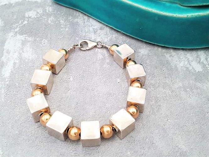 B-13 צמיד מכסף עם אלמנטיים ריבועיים סימטריים וחרוזי גולדפילד 14K