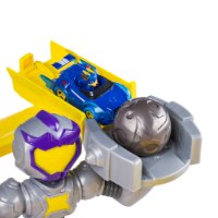 מסלול מכוניות עם מגדל גבוה מפרץ ההרפתקאות