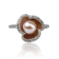 טבעת זהב לבן 18K מעוצבת בצורת פרח משובצת פנינה ויהלומים 0.35 קראט