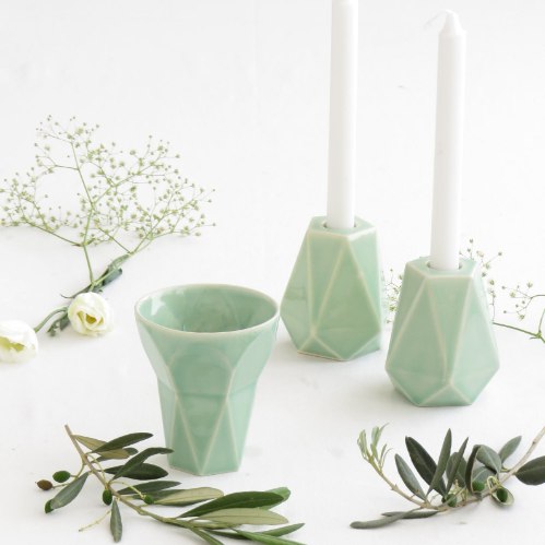 שלחן שבת מעוצב - עם סט גביע ופמוטים בעיצוב ישראלי מקורי