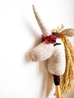 חד קרן על מקל עם שיער בלונדיני