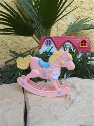 סוס נדנדה לבית בובות של בגבי, מתאים בגודל לבובות שלי,קלי ושאר דמויות קטנות.