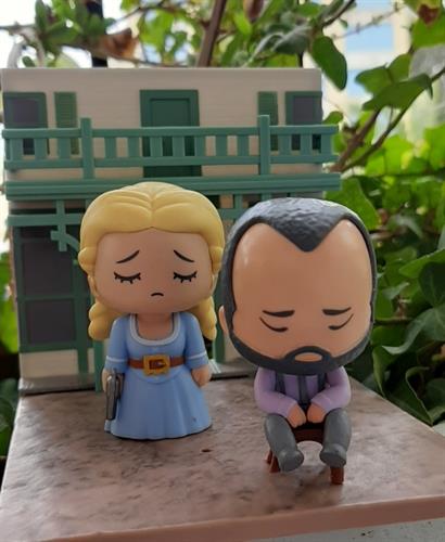 דלורס וארנולד, 2 דמויות עצובות מהסדרה ווסטוורלד, נטפליקס, בעיצוב פופ מבית  lootcrate  עם מעמד סצינה מיוחד. עשוי מפלסטיק איכותי.