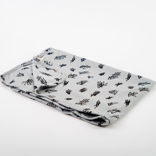 שמיכת ג'רסי עם שם התינוק- אפור בהיר מקושקש