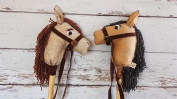 סוס על מקל בצבע בז'