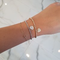 צמיד זהב לבן כדורי עם תליון לב לחריטה