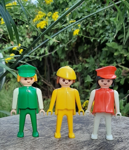 פליימוביל 3 דמויות וינטג' עם כובעים בצבעי רמזור,  המחיר לשלושתם