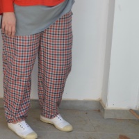 מכנסיים מדגם נור עם דוגמה של משבצות בשחור ואדום על רקע בצבע אפור - 2 זוגות אחרונים במידה 17 בלבד