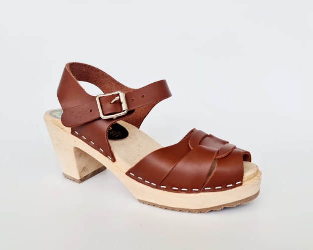 סנדלי נשים קלוע עקב עץ גבוה חום