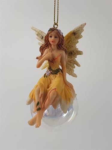 פייה קטנה יושבת על כדור זכוכית