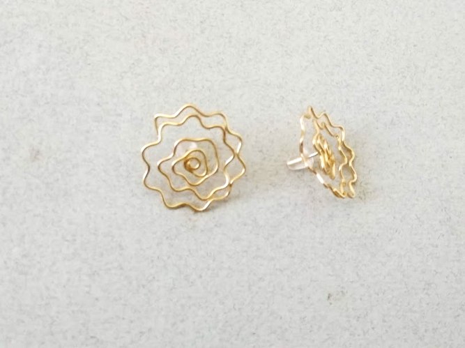 עגילי זיגזג ספירלה צמודים מגולדפילד.