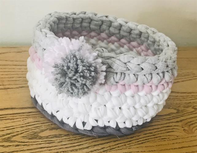 סלסלה סרוגה , סלסלה עגולה, סלסלת איחסון, סלסלה סרוגה, סלסלות סרוגות, סלסלות איחסון לחדר הילדים, עיצוב חדרי ילדים, סלסלה לשידת החתלה, סלסלה סרוגה לשידת החתלה, חדרי תינוקות, אקססוריס לחדר הילדים, תינוק חדש, תינוקת חדש, מתנה, סלסלה לעציץ, מתנה ליולדת