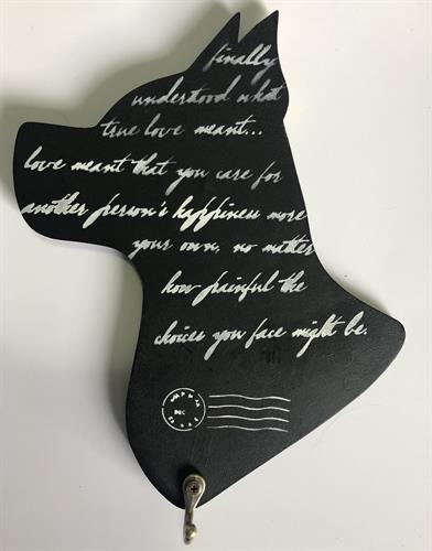 מחזיק מפתחות בצורת ראש של כלב עם כיתוב