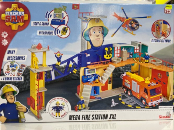 מפקדה ענקית