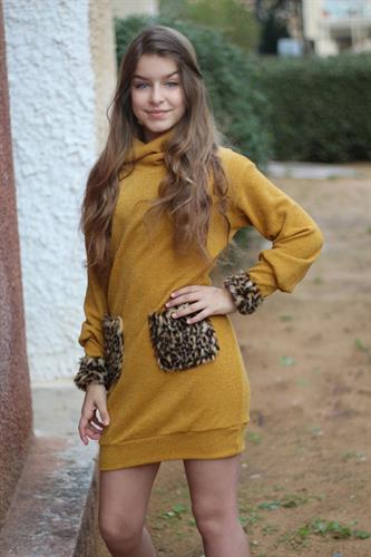 שמלת סריג בשילוב כיס פרווה