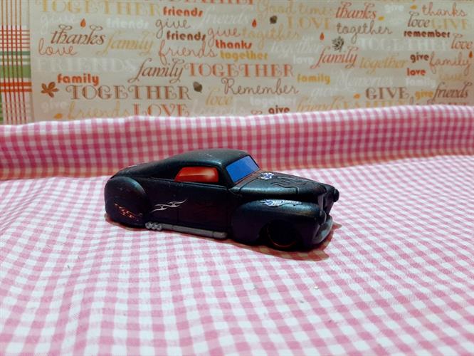 מכונית פלסטיק שחורה של מקדונלדס הוט ווילז, נוסעת במשיכה לאחור