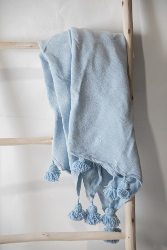 שמיכת פונפונים תכלת S