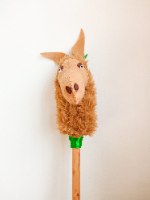 לאמה על מקל