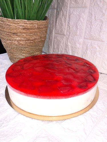 עוגת גבינה קרה בשילוב תותים - 24"