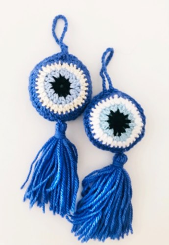 עין סרוגה, מתלה עין בכחול, מתלה עין לברכה ונגד עין הרע, העין הטובה סרוגה , עיניים סרוגות,מחזיק עין, זוג מתלי עין , מתלה עין מתנה