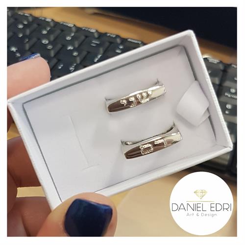 טבעת מרובעת עם חריטה