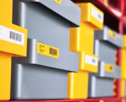 סרט סימון ויניל אדום על רקע שקוף Dymo 1868750 XTL All-Purpose Vinyl 54mmX7m