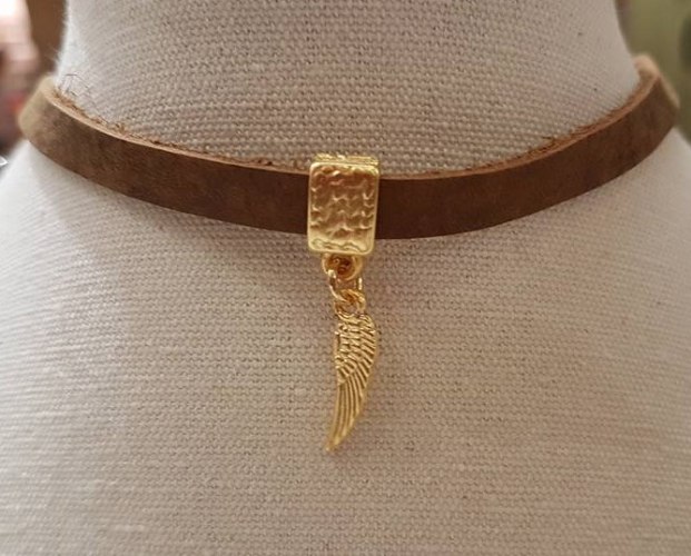 שרשרת קולר עור חום וכנף מוזהבת