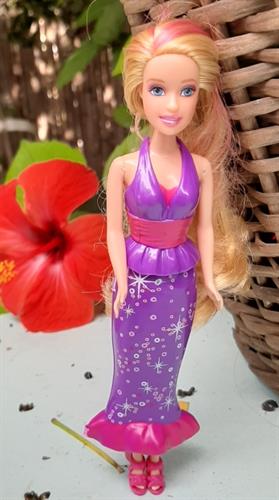 בובת ברבי קטנה עם בגדים ונעליים מפלסטיק שניתן להלביש ולהסיר, כ 15 סמ גובה, עם שיער שמור.תוצרת מאטל 2008