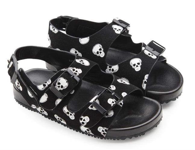 סנדלים שחורות עם גולגולות