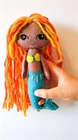 בובת בת ים עם סנפיר כחול ושיער כתום