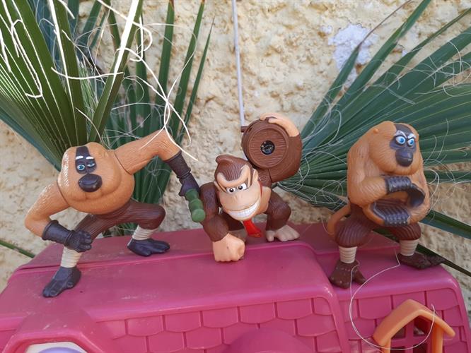 שלישיית קופים מסרטים שונים