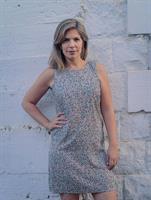 שמלה מחשוף עגול סגור באורך מעל הברך מבד ויסקוזה מנומר בהיר