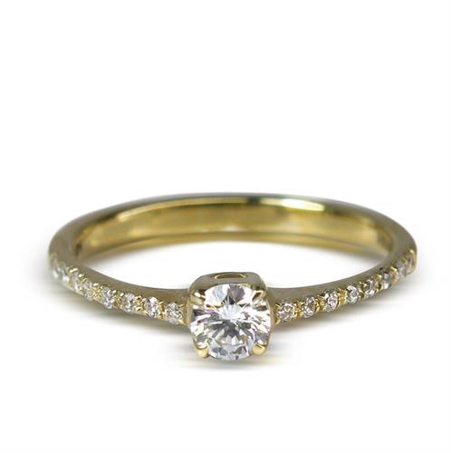 טבעת אירוסין משובצת יהלומים בזהב 14 קראט