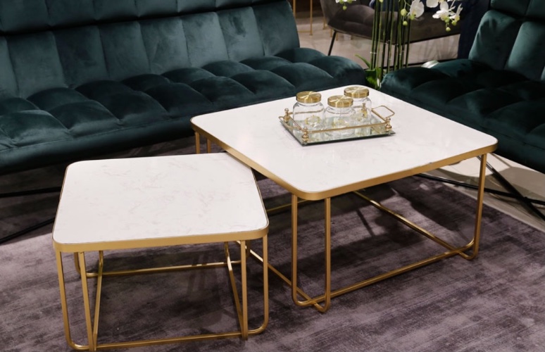 זוג שולחנות מרובעים מתכת זהב שיש לבן