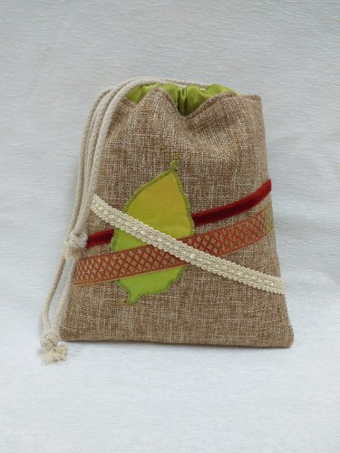 שקית לאתרוג מבד בעבודת יד,  לנשיאה נוחה לבית הכנסת - דגם הדס