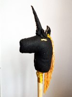 חד קרן על מקל שחור וזהב