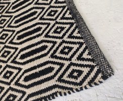 שטיח כותנה מעויינים ארוך - טבעי ושחור