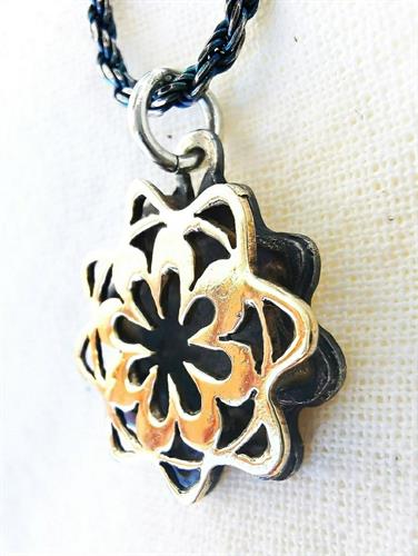 תכשיט העצמה, To Be מאת ציפוריה אוריה, ארבסק, תליון מנדלת פרח החיים עשוי בעבודת יד מזהב וכסף