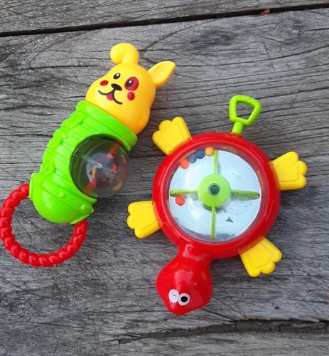 צעצועי תינוקות, שני רעשנים קטנים, אחד עם כדור מראה וחרוזים מסתובב וראש של כלבלב והשני צב משחק כדורים מסתובבים במשיכת הזנב. המחיר לשניהם