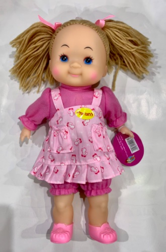 בובה עם בגדים ורודים