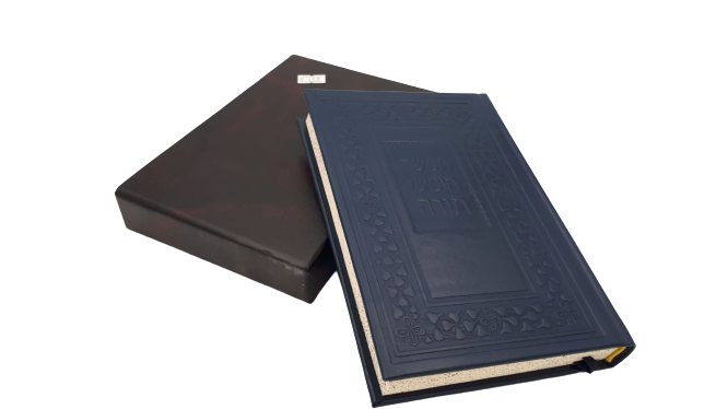 חמישה חומשי תורה עור כחול כהה אשכנז