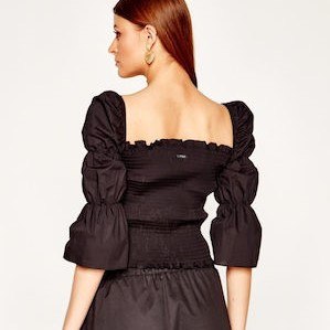 חולצת כיווצים GUESS שחורה