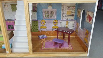 W06A358-בית בובות מעץ לילדים - דניאלה - צעצועץ-קפיץ קפוץ