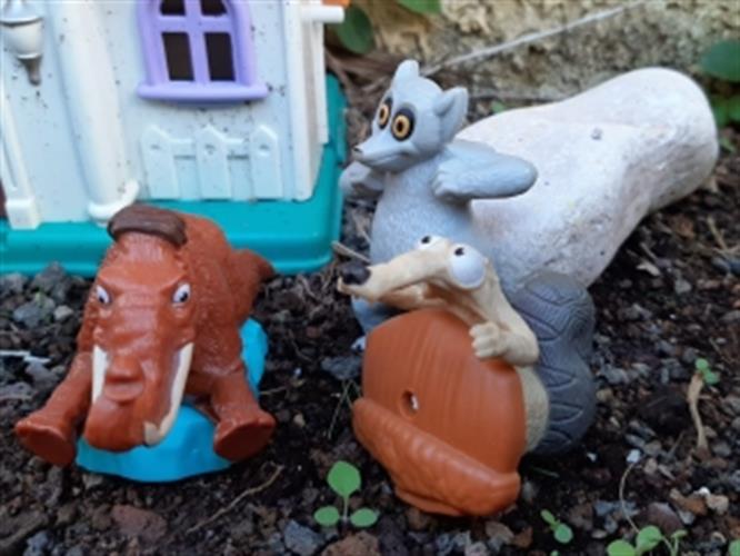 חיות משחק מהסרט עידן הקרח ומדגסקר, ממוטה, סנאי וכולם לוזיז ת'טוסיק :)