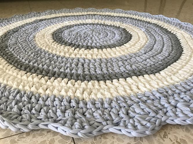 שטיחים סרוגים, שטיח סרוג עגול לחדר של ילד, שטיח סרוג בגווני תכלת, אפור ושמנת, שטיח רך וסרוג בטריקו, שטיח סרוג