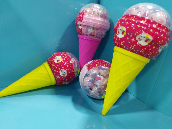 גביע גלידה קופה עם סוכריות על מקל