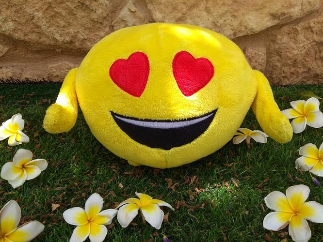 כרית אימוג'י, רכה ונעימה לחיבוק, סמיילי אהבה ולבבות בעיניים. Emoji In Love