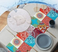 מפות שולחן מעוצבות דוחות כתמים