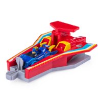 מסלול מכוניות עם מגדל גבוה מפרץ ההרפתקאות